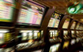 Sportsbook mobile app ဖြင့် ဘောလုံးပွဲ live bet ချနေသောမြင်ကွင်း
